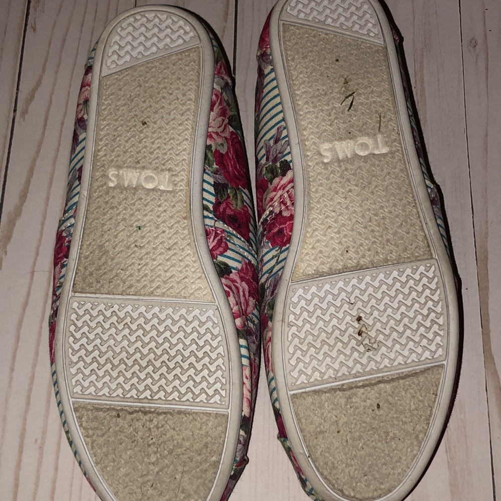 TOMS - Picture 3 of 3